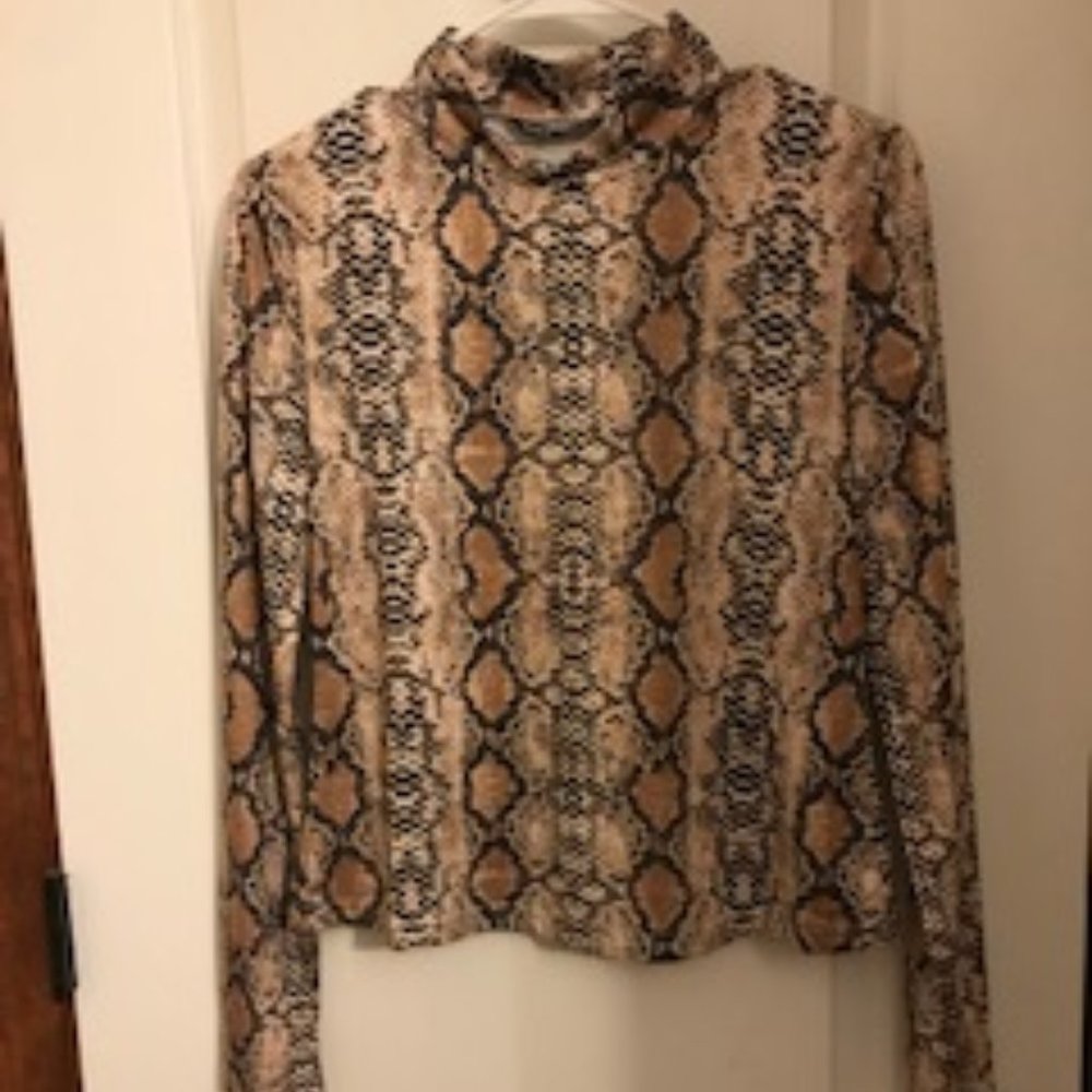 Snakeskin turtle Neck